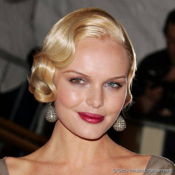 Com inspiração na beleza dos anos 1920, Kate Bosworth apostou nos fios curtinhos e olhos marcantes para o baile do MET em 2007